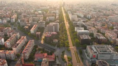 Gün doğumunda Barcelona şehrinin gökyüzü manzarası. Avenida köşegeni (Çapraz Bulvar). Katalonya, İspanya
