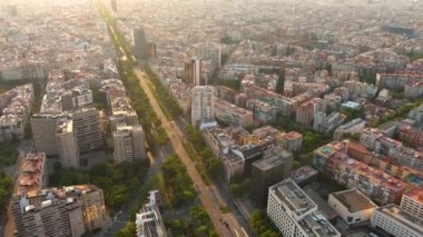 Gün doğumunda Barcelona şehrinin gökyüzü manzarası. Avenida köşegeni (Çapraz Bulvar). Katalonya, İspanya