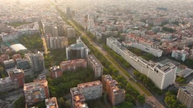 Gün doğumunda Barcelona şehrinin gökyüzü manzarası. Avenida köşegeni (Çapraz Bulvar). Katalonya, İspanya