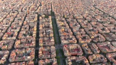 Passeig de Gracia 'nın havadan görünüşü Barcelona' daki büyük caddelerin yaz gündoğumunda. Katalonya, İspanya. Barselona şehir silüeti
