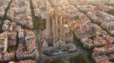 Barcelona, Katalonya, İspanya 'daki Sagrada Familia Katedrali' nin havadan görünüşü. Gün doğumunda Gaudi 'nin mimari şaheserinin etrafında uçmak