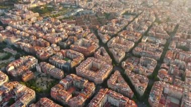 Barcelona silueti ve Kutsal Haç Hastanesi ve Saint Paul (de la Santa Creu i Sant Pau). Katalonya, İspanya