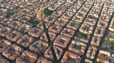 Barcelona şehrinin gökyüzü manzarası ve Sagrada Aile Katedrali. Eixample meskun meşhur şehir şebekesi. Tipik şehir sekizgen blokları olan şehir manzarası. Katalonya, İspanya