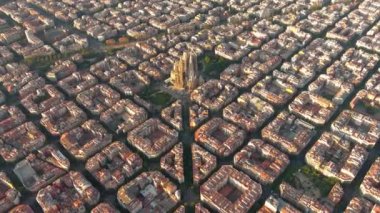 Barcelona şehrinin gökyüzü manzarası ve Sagrada Aile Katedrali. Eixample meskun meşhur şehir şebekesi. Tipik şehir sekizgen blokları olan şehir manzarası. Katalonya, İspanya