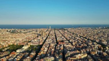 Gün batımında Barcelona City Skyline ve Sagrada Familia Katedrali 'nin hava manzarası. Eixample meskun meşhur şehir şebekesi. Tipik şehir sekizgen blokları olan şehir manzarası. Katalonya, İspanya
