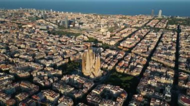 Gün batımında Barcelona City Skyline ve Sagrada Familia Katedrali 'nin hava manzarası. Eixample meskun meşhur şehir şebekesi. Tipik şehir sekizgen blokları olan şehir manzarası. Katalonya, İspanya