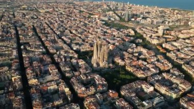 Gün batımında Barcelona City Skyline ve Sagrada Familia Katedrali 'nin hava manzarası. Eixample meskun meşhur şehir şebekesi. Tipik şehir sekizgen blokları olan şehir manzarası. Katalonya, İspanya