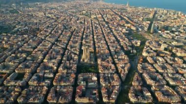 Gün batımında Barcelona City Skyline ve Sagrada Familia Katedrali 'nin hava manzarası. Eixample meskun meşhur şehir şebekesi. Tipik şehir sekizgen blokları olan şehir manzarası. Katalonya, İspanya
