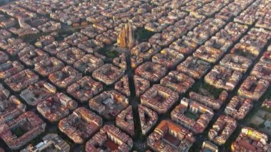 Gün doğumunda Barcelona Eixample yerleşim bölgesi ve Sagrada Aile Bazilikası 'nın havadan görüntüsü. Katalonya, İspanya