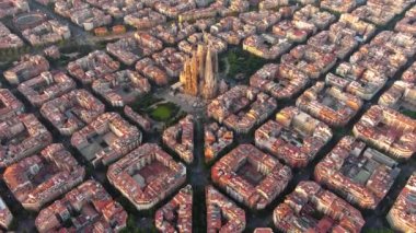 Gün doğumunda Barcelona Eixample yerleşim bölgesi ve Sagrada Aile Bazilikası 'nın havadan görüntüsü. Katalonya, İspanya
