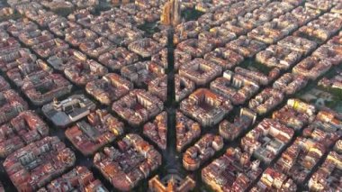 Gün doğumunda Barcelona Eixample yerleşim bölgesi ve Sagrada Aile Bazilikası 'nın havadan görüntüsü. Katalonya, İspanya