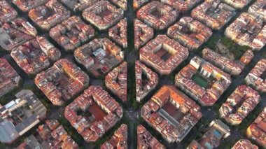 Barcelona şehrinin gökyüzü manzarası ve Sagrada Aile Katedrali. Eixample meskun meşhur şehir şebekesi. Tipik şehir sekizgen blokları olan şehir manzarası. Katalonya, İspanya