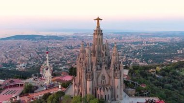 Gün doğumunda Sagrat Cor tapınağıyla Barcelona 'nın gökyüzü manzarası. Tibidabo Dağı. Katalonya, İspanya