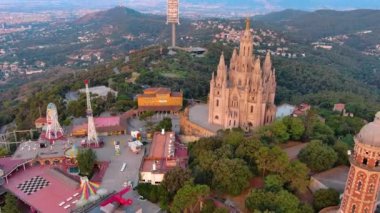 Gün doğumunda Sagrat Cor tapınağıyla Barcelona 'nın gökyüzü manzarası. Tibidabo Dağı. Katalonya, İspanya