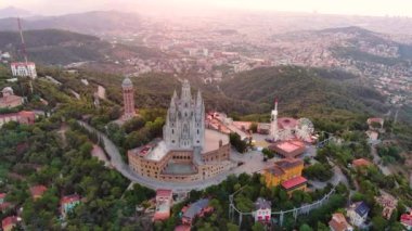 Gün doğumunda Sagrat Cor tapınağıyla Barcelona 'nın gökyüzü manzarası. Tibidabo Dağı. Katalonya, İspanya