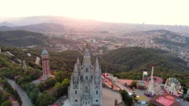 Gün doğumunda Sagrat Cor tapınağıyla Barcelona 'nın gökyüzü manzarası. Tibidabo Dağı. Katalonya, İspanya
