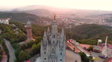 Gün doğumunda Sagrat Cor tapınağıyla Barcelona 'nın gökyüzü manzarası. Tibidabo Dağı. Katalonya, İspanya