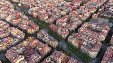 Barselona şehrinin ufuk çizgisi, hava manzarası. Gün doğumunda Eixample yerleşim bölgesi. Katalonya, İspanya. Tipik şehir sekizgen blokları olan şehir manzarası
