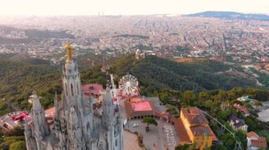 Gün doğumunda Sagrat Cor tapınağıyla Barcelona 'nın gökyüzü manzarası. Tibidabo Dağı. Katalonya, İspanya