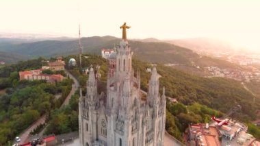 Gün doğumunda Sagrat Cor tapınağıyla Barcelona 'nın gökyüzü manzarası. Tibidabo Dağı. Katalonya, İspanya