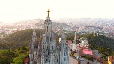 Gün doğumunda Sagrat Cor tapınağıyla Barcelona 'nın gökyüzü manzarası. Tibidabo Dağı. Katalonya, İspanya