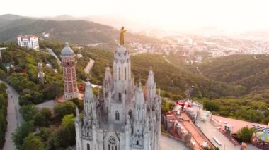 Gün doğumunda Sagrat Cor tapınağıyla Barcelona 'nın gökyüzü manzarası. Tibidabo Dağı. Katalonya, İspanya