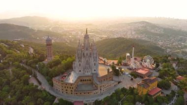 Gün doğumunda Sagrat Cor tapınağıyla Barcelona 'nın gökyüzü manzarası. Tibidabo Dağı. Katalonya, İspanya