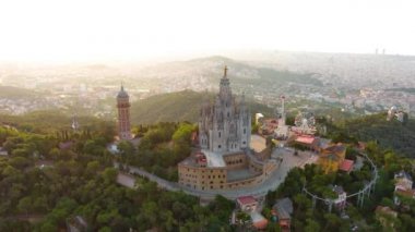 Gün doğumunda Sagrat Cor tapınağıyla Barcelona 'nın gökyüzü manzarası. Tibidabo Dağı. Katalonya, İspanya