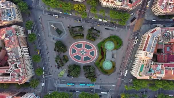 スペインのバルセロナにあるカタルーニャ広場の空中写真 この広場は市内中心部と見なされ 最も重要な通りのいくつかがそこで会う カタルーニャ広場 — ストック動画