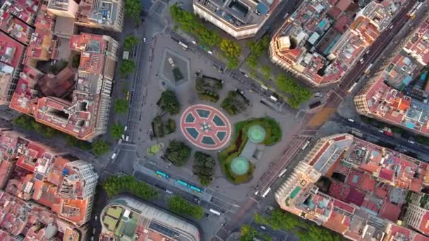 スペインのバルセロナにあるカタルーニャ広場の空中写真 この広場は市内中心部と見なされ 最も重要な通りのいくつかがそこで会う カタルーニャ広場 — ストック動画