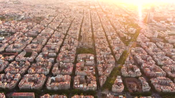 巴塞罗那市天际线和Sagrada Familia大教堂的空中景观 Eixample住宅著名的城市网格 城市景观与典型的城市八角形块 西班牙加泰罗尼亚 — 图库视频影像