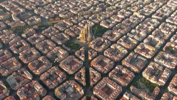 巴塞罗那市天际线和Sagrada Familia大教堂的空中景观 Eixample住宅著名的城市网格 城市景观与典型的城市八角形块 西班牙加泰罗尼亚 — 图库视频影像