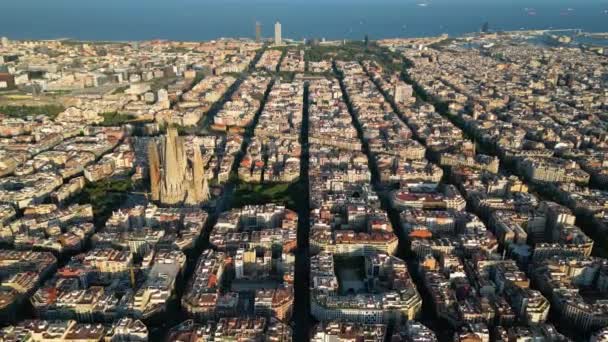 Vista Aérea Horizonte Cidade Barcelona Catedral Sagrada Família Pôr Sol — Vídeo de Stock