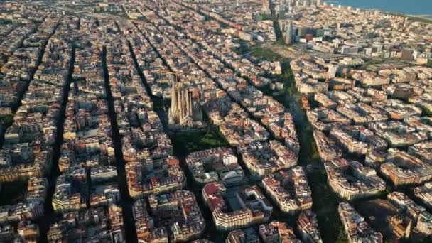 Vista Aérea Barcelona City Skyline Catedral Sagrada Familia Atardecer Eixample — Vídeos de Stock