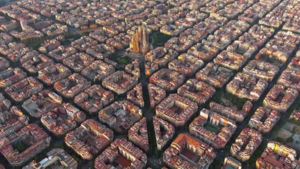 Gün Doğumunda Barcelona Eixample Yerleşim Bölgesi Sagrada Aile Bazilikası Nın — Stok video