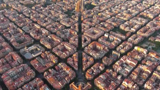 Gün Doğumunda Barcelona Eixample Yerleşim Bölgesi Sagrada Aile Bazilikası Nın — Stok video