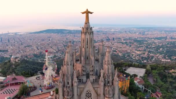 Flygfoto Över Barcelona Skyline Med Sagrat Cor Tempel Vid Soluppgången — Stockvideo