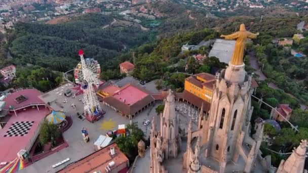 日の出にサグラットまたは寺院とバルセロナのスカイラインの空中ビュー ティビダボ山 スペインのカタルーニャ — ストック動画