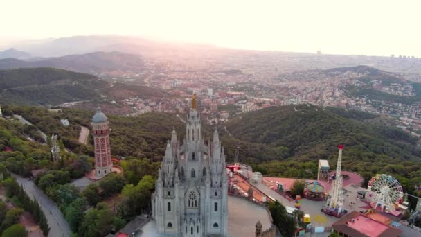 日の出にサグラットまたは寺院とバルセロナのスカイラインの空中ビュー ティビダボ山 スペインのカタルーニャ — ストック動画