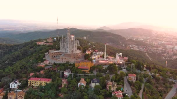 Flygfoto Över Barcelona Skyline Med Sagrat Cor Tempel Vid Soluppgången — Stockvideo