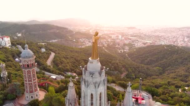 Flygfoto Över Barcelona Skyline Med Sagrat Cor Tempel Vid Soluppgången — Stockvideo