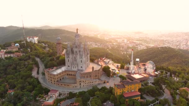 Flygfoto Över Barcelona Skyline Med Sagrat Cor Tempel Vid Soluppgången — Stockvideo