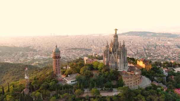 Flygfoto Över Barcelona Skyline Med Sagrat Cor Tempel Vid Soluppgången — Stockvideo