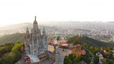 Gün doğumunda Sagrat Cor tapınağıyla Barcelona 'nın gökyüzü manzarası. Tibidabo Dağı. Katalonya, İspanya