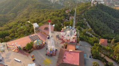 Gün doğumunda Sagrat Cor tapınağıyla Barcelona 'nın gökyüzü manzarası. Tibidabo Dağı. Katalonya, İspanya
