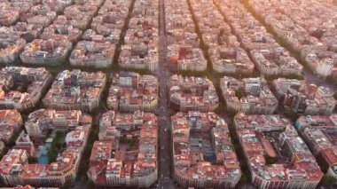 Barselona şehrinin ufuk çizgisi, hava manzarası. Gün doğumunda Eixample yerleşim bölgesi. Katalonya, İspanya. Tipik şehir sekizgen blokları olan şehir manzarası
