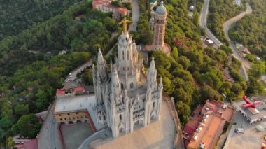 Gün doğumunda Sagrat Cor tapınağıyla Barcelona 'nın gökyüzü manzarası. Tibidabo Dağı. Katalonya, İspanya