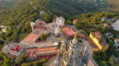 Gün doğumunda Sagrat Cor tapınağıyla Barcelona 'nın gökyüzü manzarası. Tibidabo Dağı. Katalonya, İspanya