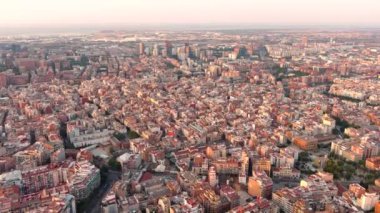 Gün doğumunda Barselona şehrinin silüeti. Modern gökdelenleri olan Gran Via ve Plaa d 'Europa' nın hava manzarası. Avrupa Fira 'sı. Katalonya, İspanya