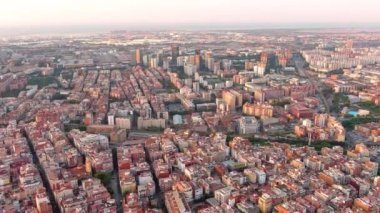 Gün doğumunda Barselona şehrinin silüeti. Modern gökdelenleri olan Gran Via ve Plaa d 'Europa' nın hava manzarası. Avrupa Fira 'sı. Katalonya, İspanya
